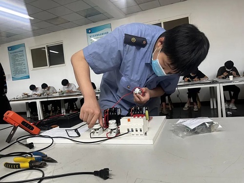 初中毕业上石家庄哪个铁路学校好?